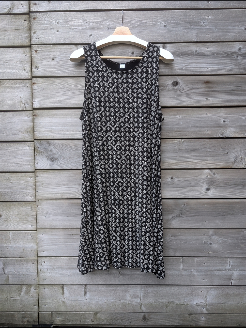 Old Navy Black and Cream Sleeveless Geometric Swing Dress